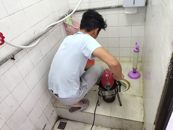 南木林管道堵塞冒臭气 专业师傅现场解决问题