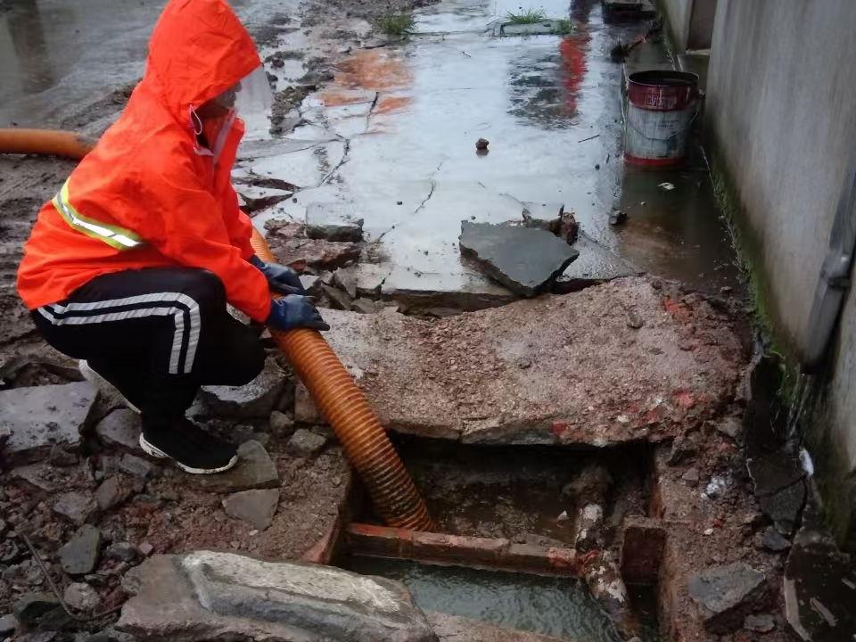 南木林专业清理污水池 炜誉市政以规范流程守护城市 “肠道”